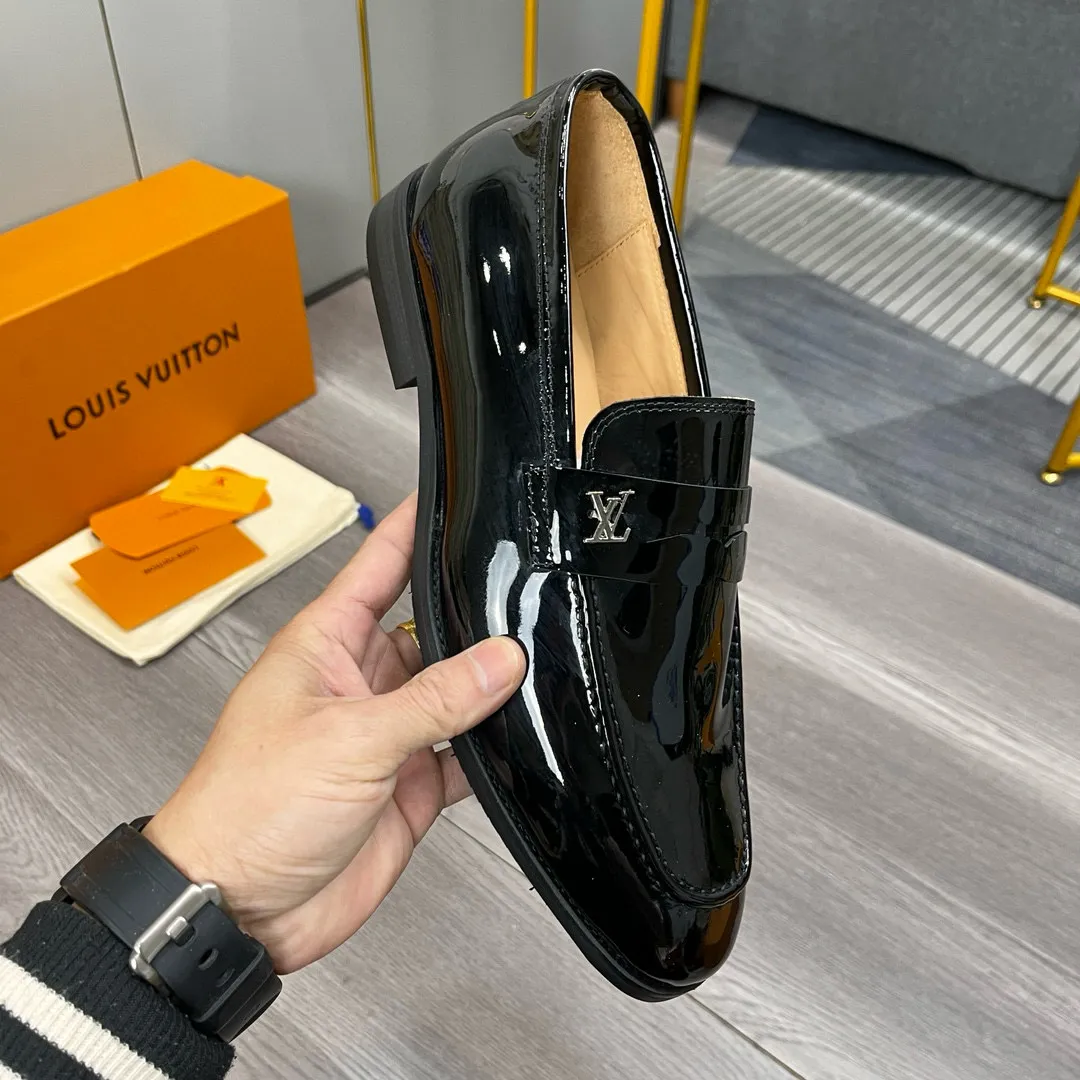 Factory price: 520💰-(LV) men’s formal leather shoes! Genuine molded horsebit, a classic must-have for your shoe cabinet! The feet are particularly delicate! This Gucci original version is a set last, and we are consistent with the counter! Therefore, it is more comfortable in terms of last shape and comfort! Take it to the counter and compare at will! Good shoes are more than just what they make! But grasp the essence from the inside out! Material: Imported first-layer cowhide! Genuine leather outsole imported from Italy, size: 39-44 (38/45 customized, non-refundable)